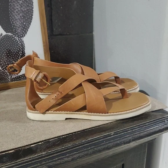 VINCE LEATHER STRAP TAN BUCKLE SANDALS SIZE 8 MORRIS - Picture 2 of 12